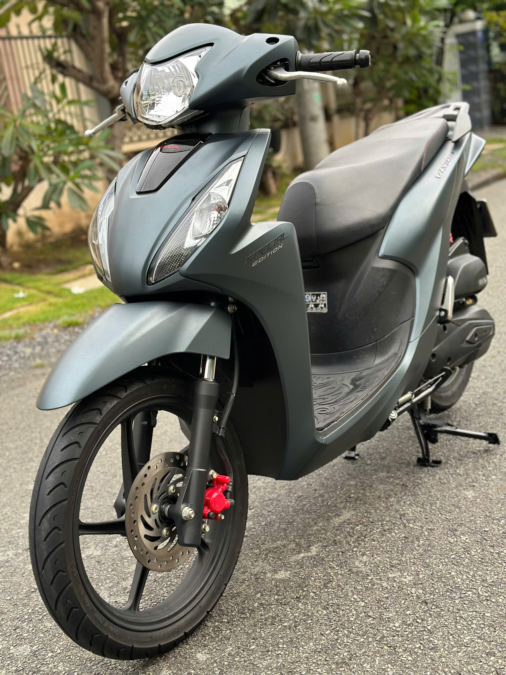 Xe Honda Vision 2022 Smartkey bản cá tính cao cấp (bánh lớn) màu Xanh đỏ đen zin nguyên bản mới hơn 95% BSTP ngay chủ 33.5 triệu (Mã X000054)