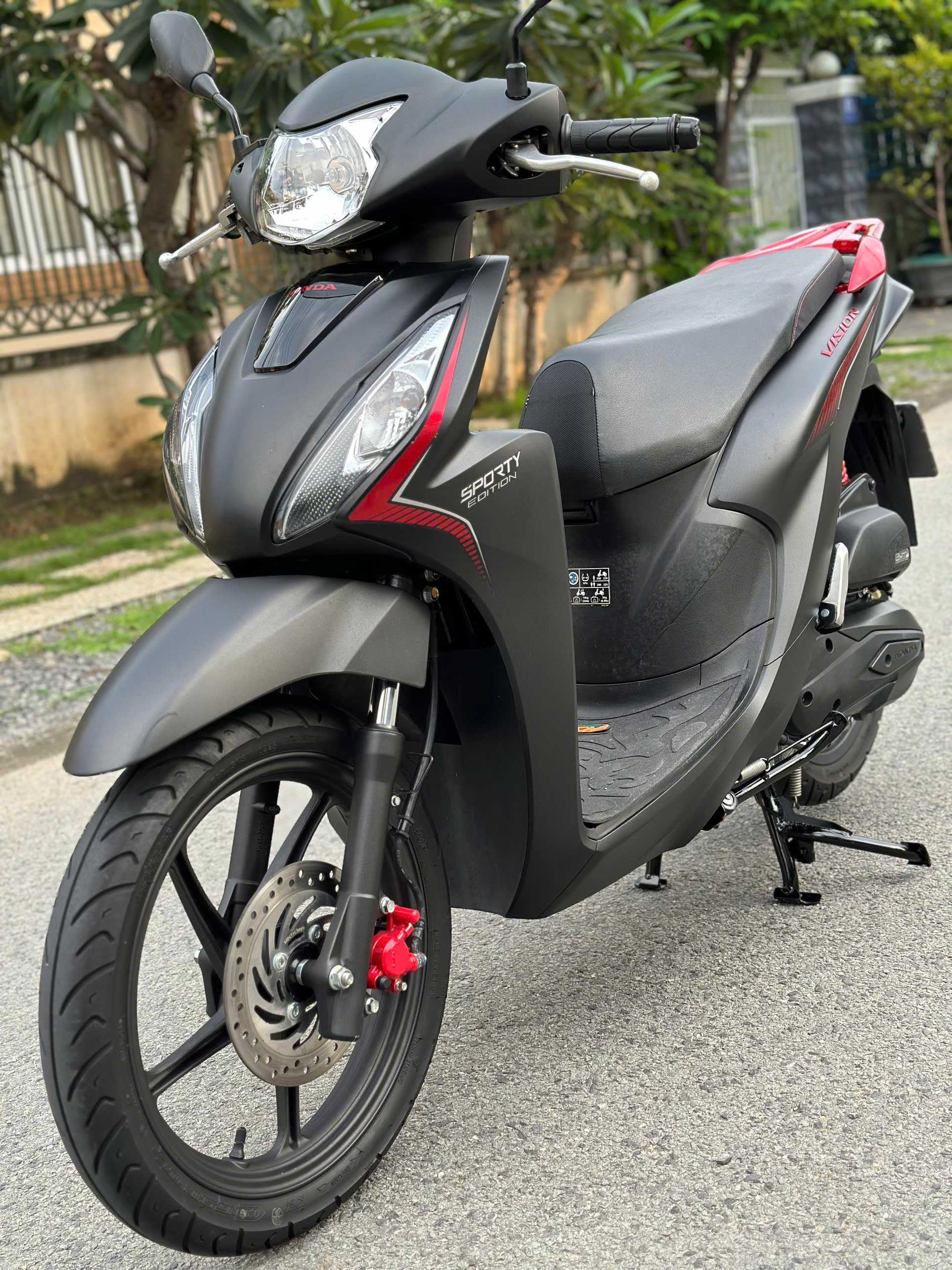 Xe Honda Vision 2023 Khóa Smartkey bản Cao Cấp ( bánh lớn ) màu Đen nhám nguyên bản hơn 95% ngay chủ 33,5 triệu ( Mã X000061)